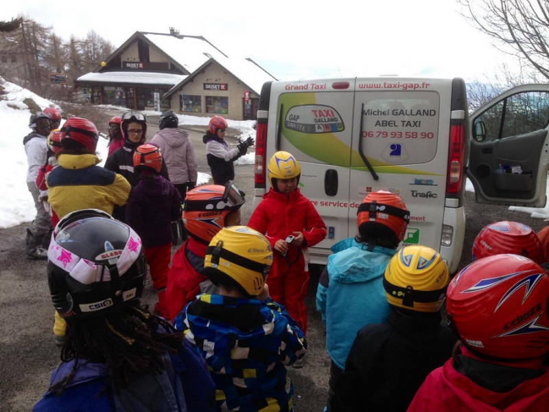 8  jeunes skieurs en Minibus Taxi